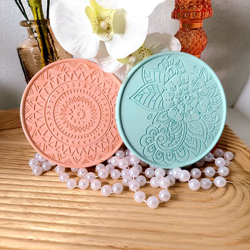 Petits plateaux colorés