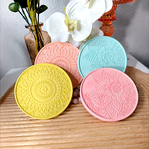 Petits plateaux colorés